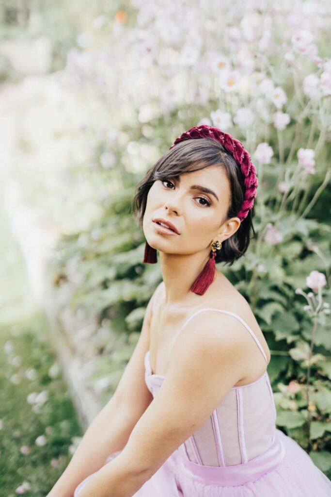 Brides with short hair.