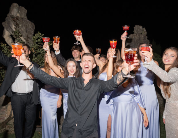 Why we give tips for entertaining guests. For all your guests to truly enjoy the day of your wedding and remember this wonderful holiday for years, you should make sure that everyone feels completely comfortable. With these 35 best tips, your wedding celebration will be a real event.