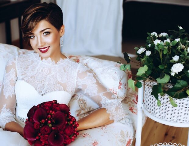 Brides with short hair.