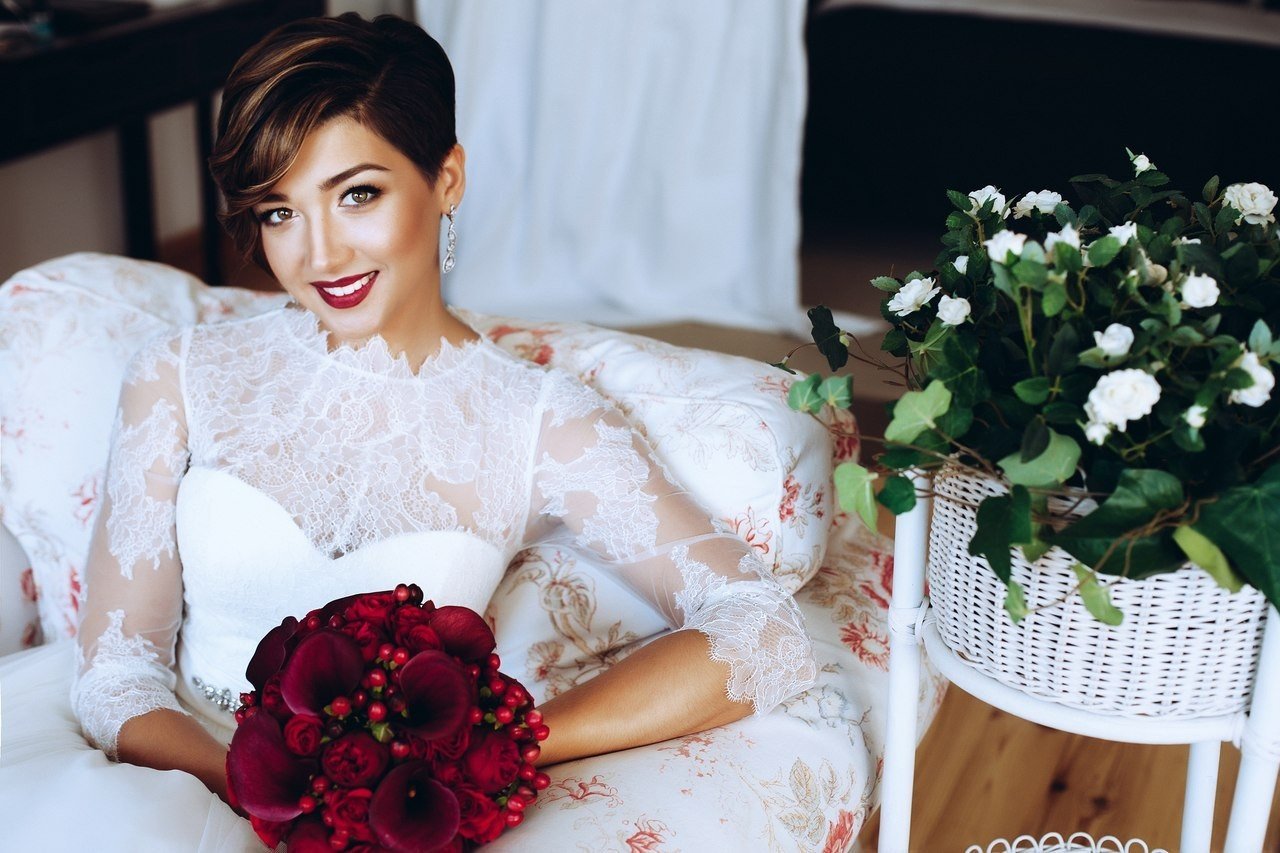 Brides with short hair.