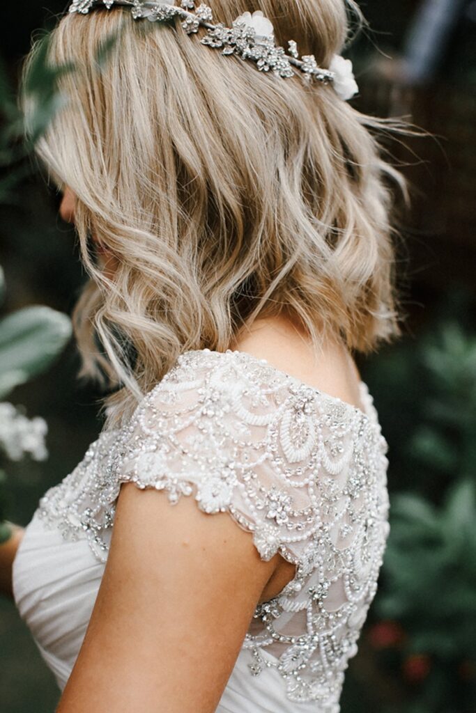 Brides with short hair.