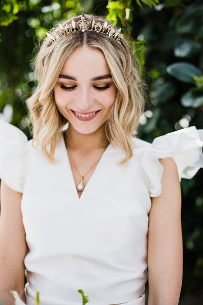 Brides with short hair.