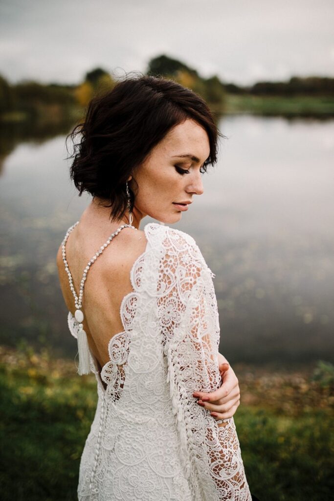 Brides with short hair.