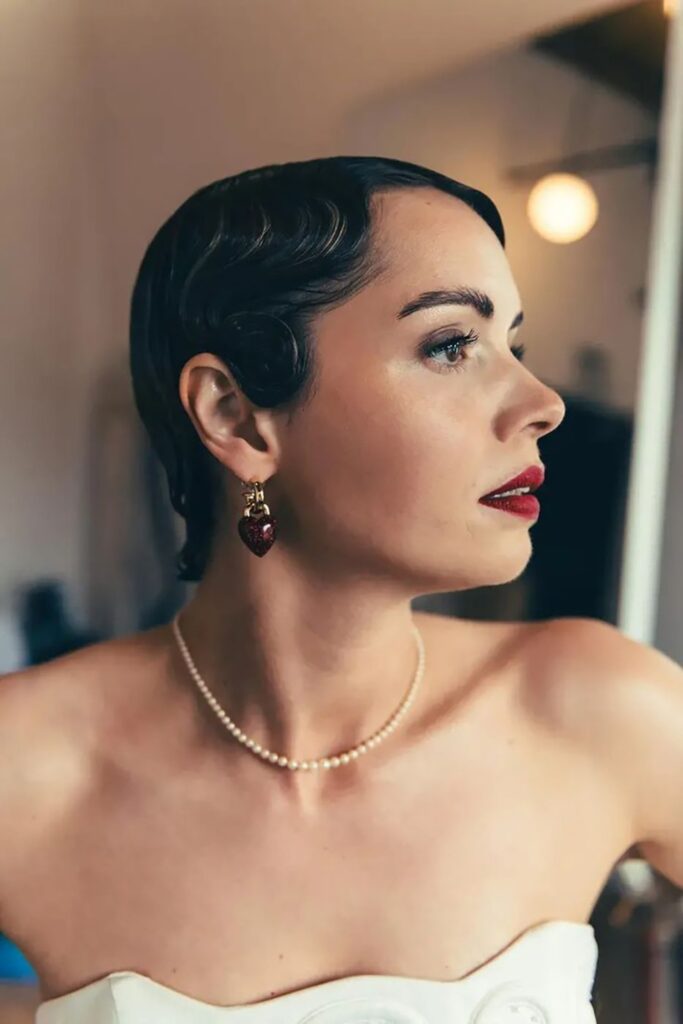 Brides with short hair.