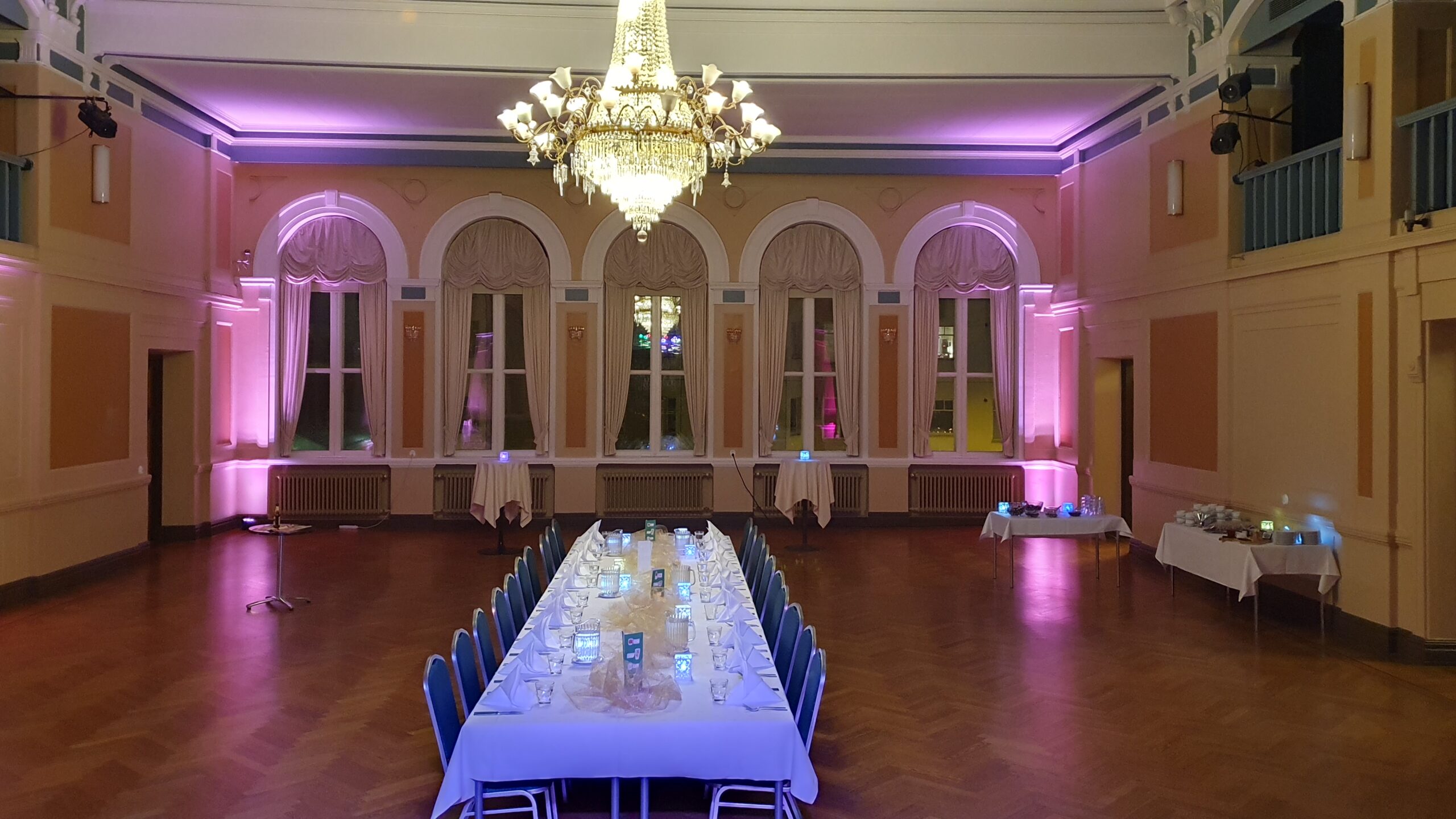 Viihdevuokraamo-DJ-haihin-Tilavalaisu_Komeadiateatteri-Standard-Juhlapaketti-1-scaled-1