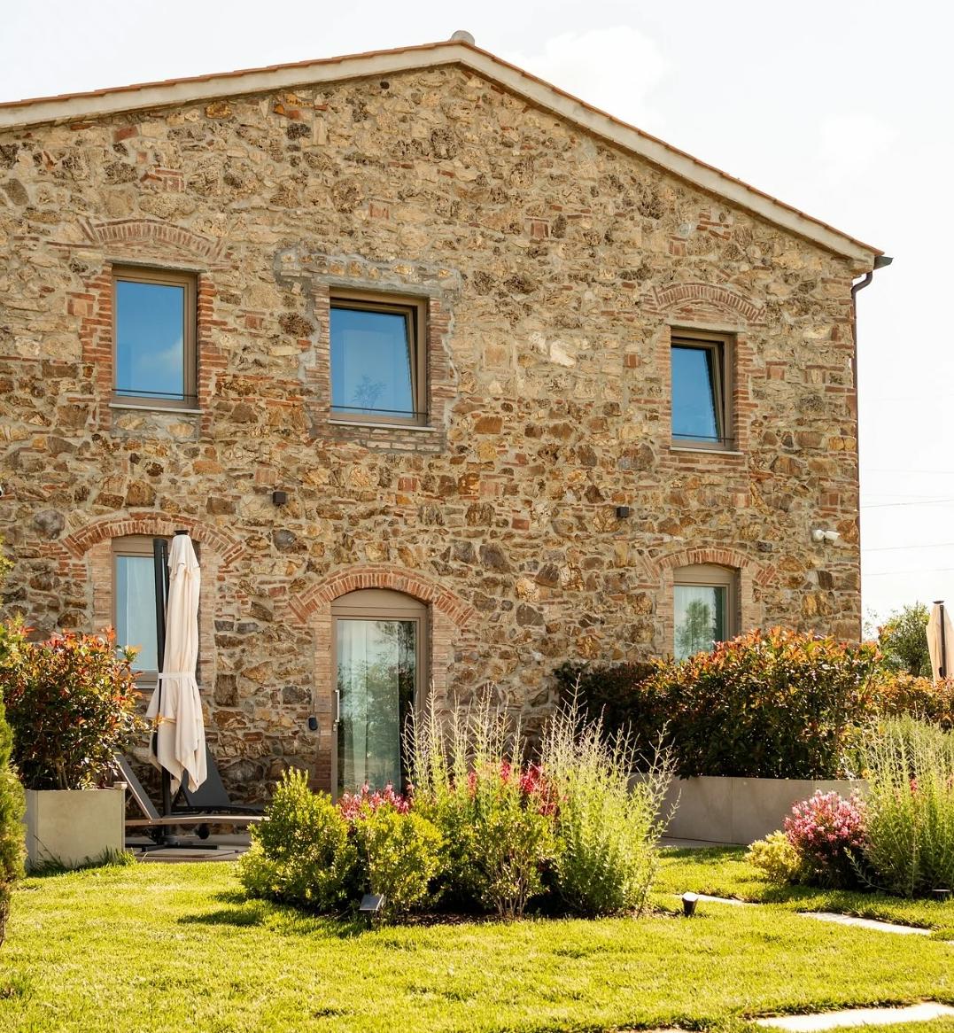 Welcome to Podere Pietravento, a truly enchanting wedding villa in Tuscany, where timeless charm, natural beauty, and Italian elegance come together to create the perfect backdrop for your dream celebration.