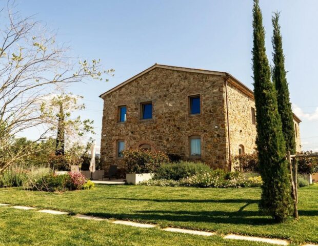 Welcome to Podere Pietravento, a truly enchanting wedding villa in Tuscany, where timeless charm, natural beauty, and Italian elegance come together to create the perfect backdrop for your dream celebration.