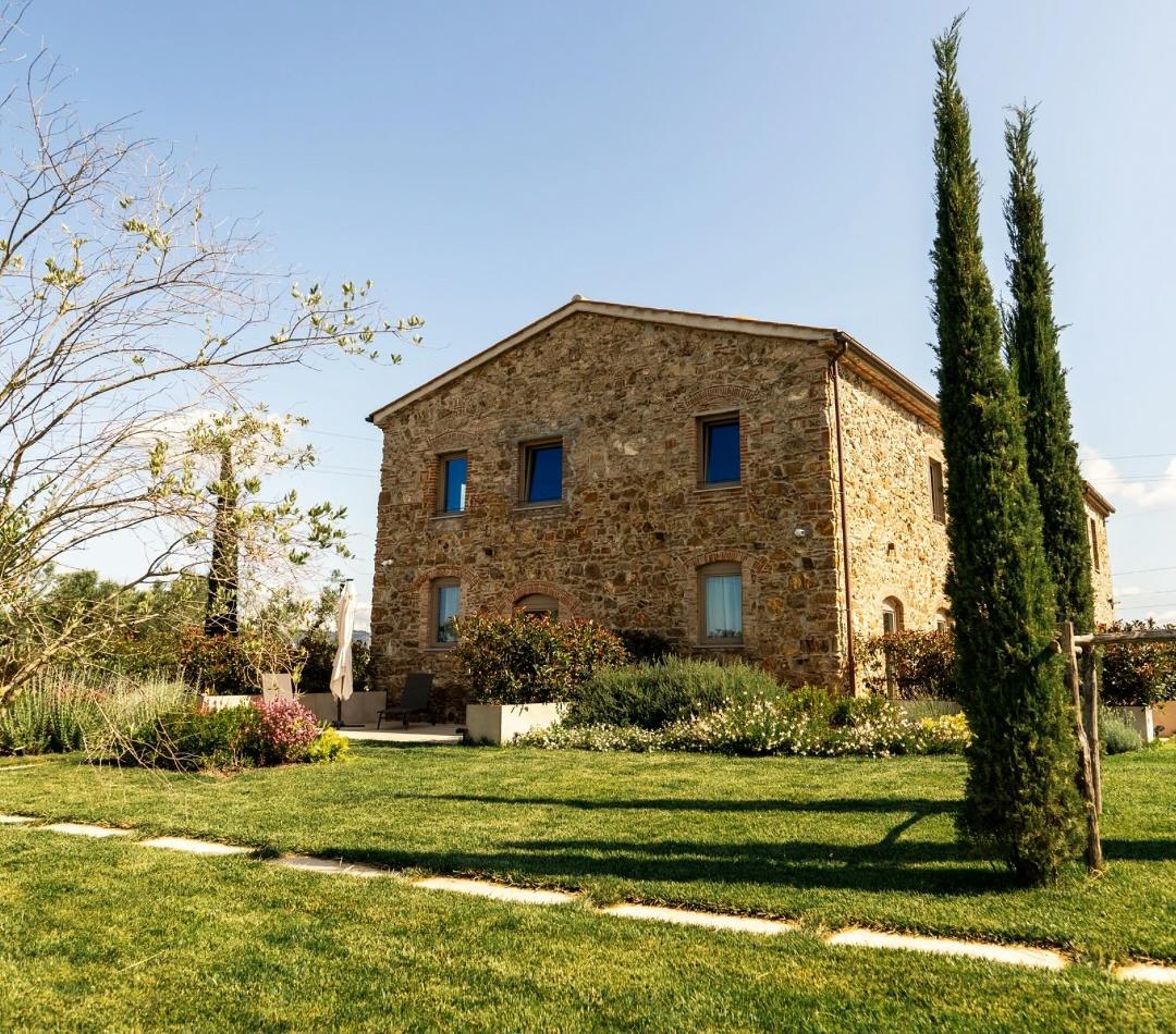 Welcome to Podere Pietravento, a truly enchanting wedding villa in Tuscany, where timeless charm, natural beauty, and Italian elegance come together to create the perfect backdrop for your dream celebration.