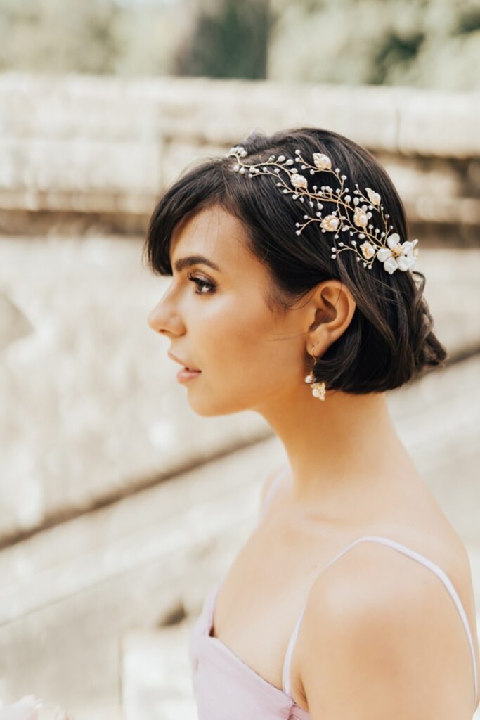 Brides with short hair.