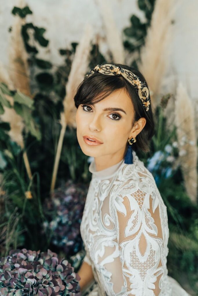 Brides with short hair.