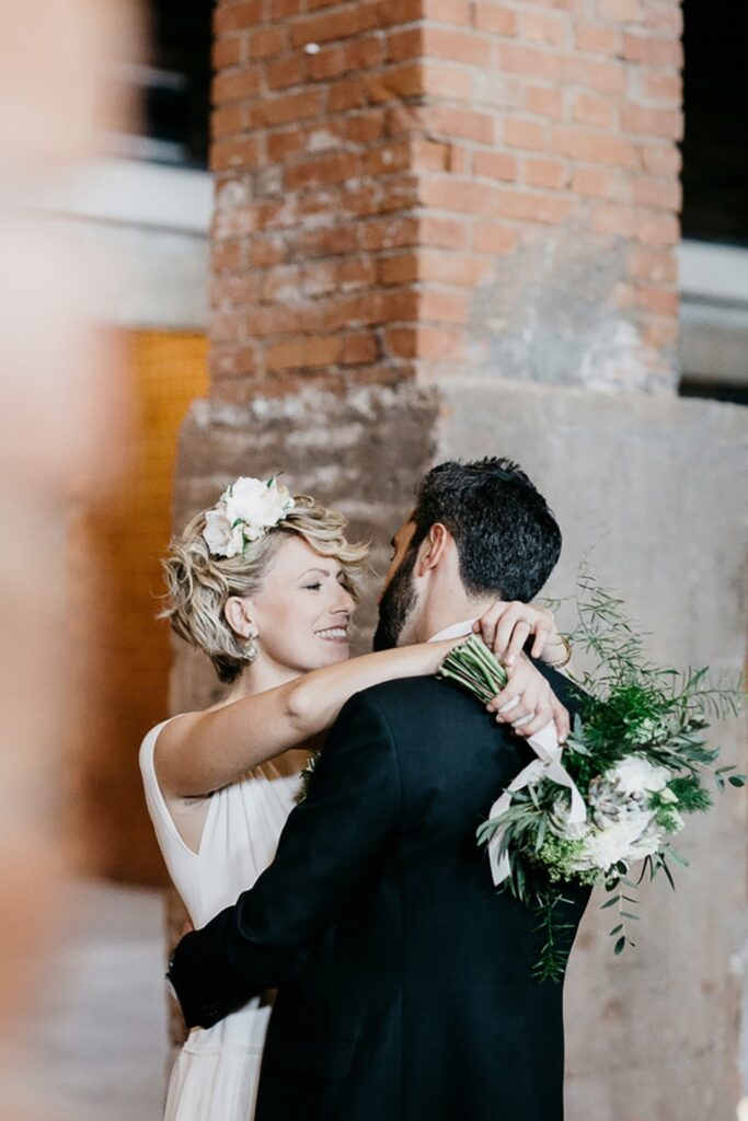 Brides with short hair.