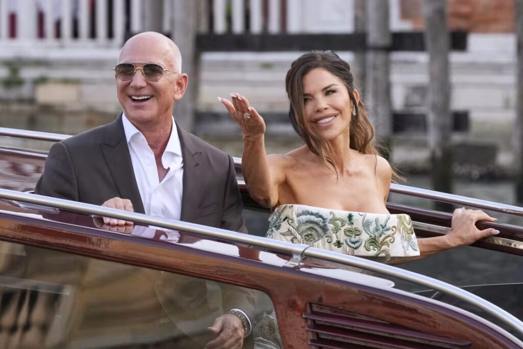 Jeff Bezos and Lauren Sánchez