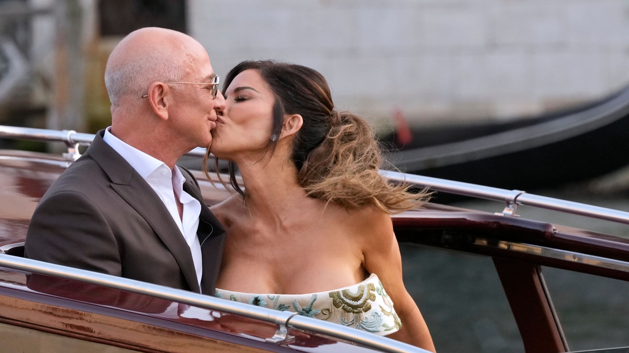 Jeff Bezos and Lauren Sánchez