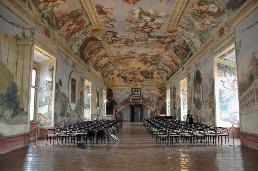 1280px-Brezice_Castle_2009_Knights_Hall_Photo_Tomaz_Golob