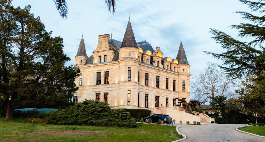 chateau-camiac-bordeaux-wedding-pool-accommodation-nomade-tent-1